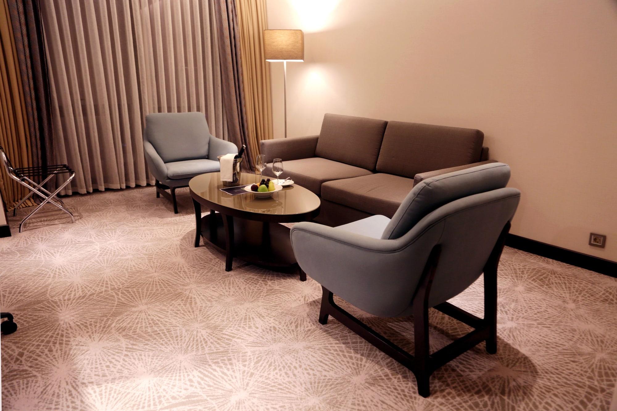 Doubletree By Hilton Istanbul Umraniye Hotell Eksteriør bilde A living room in a hotel suite