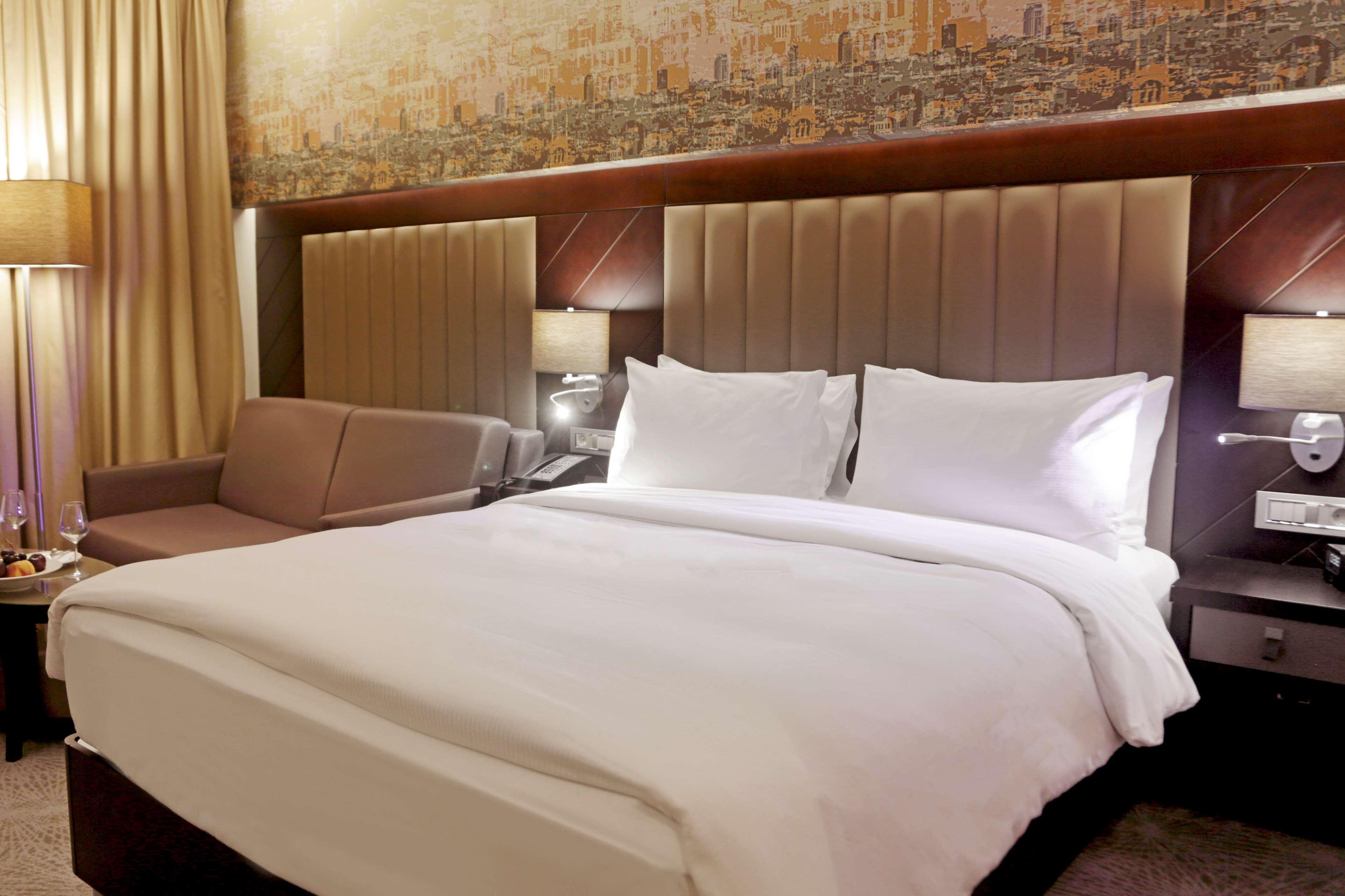 Doubletree By Hilton Istanbul Umraniye Hotell Eksteriør bilde A bed