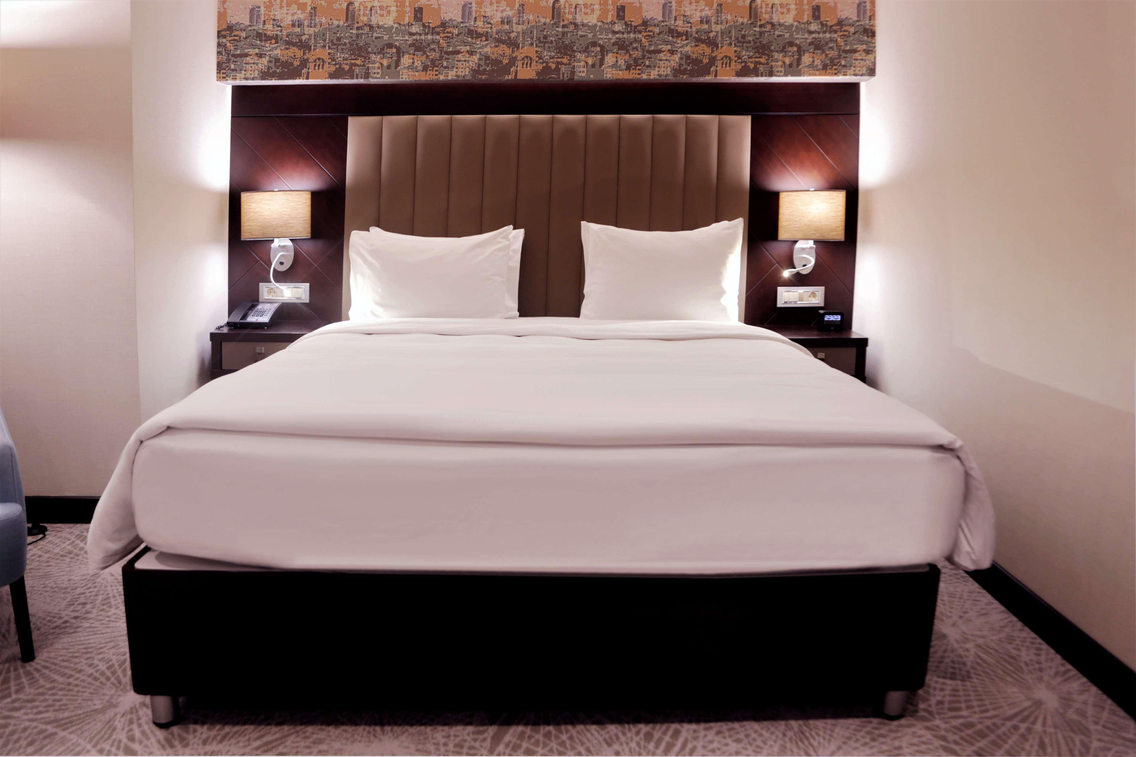 Doubletree By Hilton Istanbul Umraniye Hotell Eksteriør bilde A bed