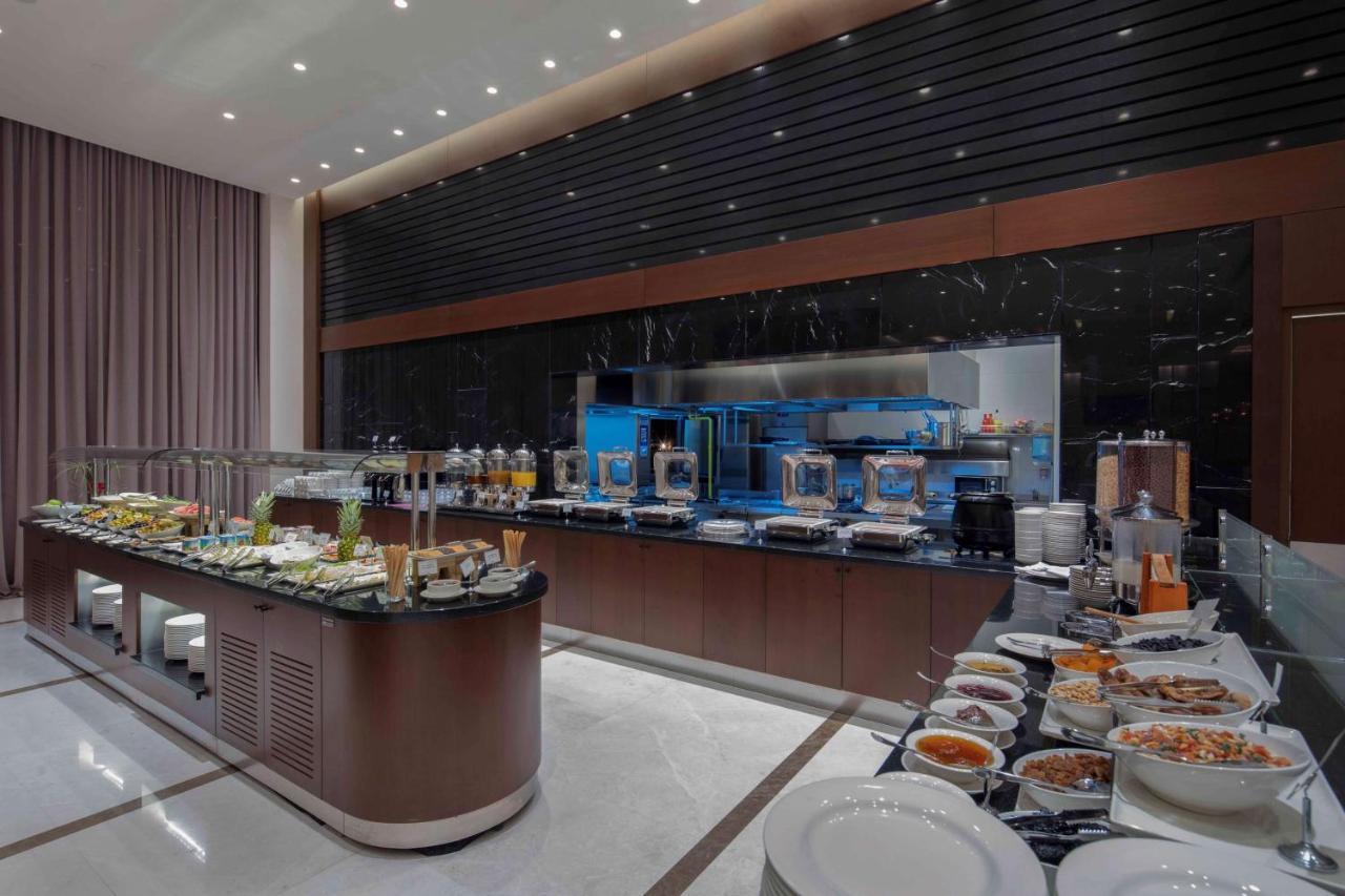 Doubletree By Hilton Istanbul Umraniye Hotell Eksteriør bilde The buffet at the lounge