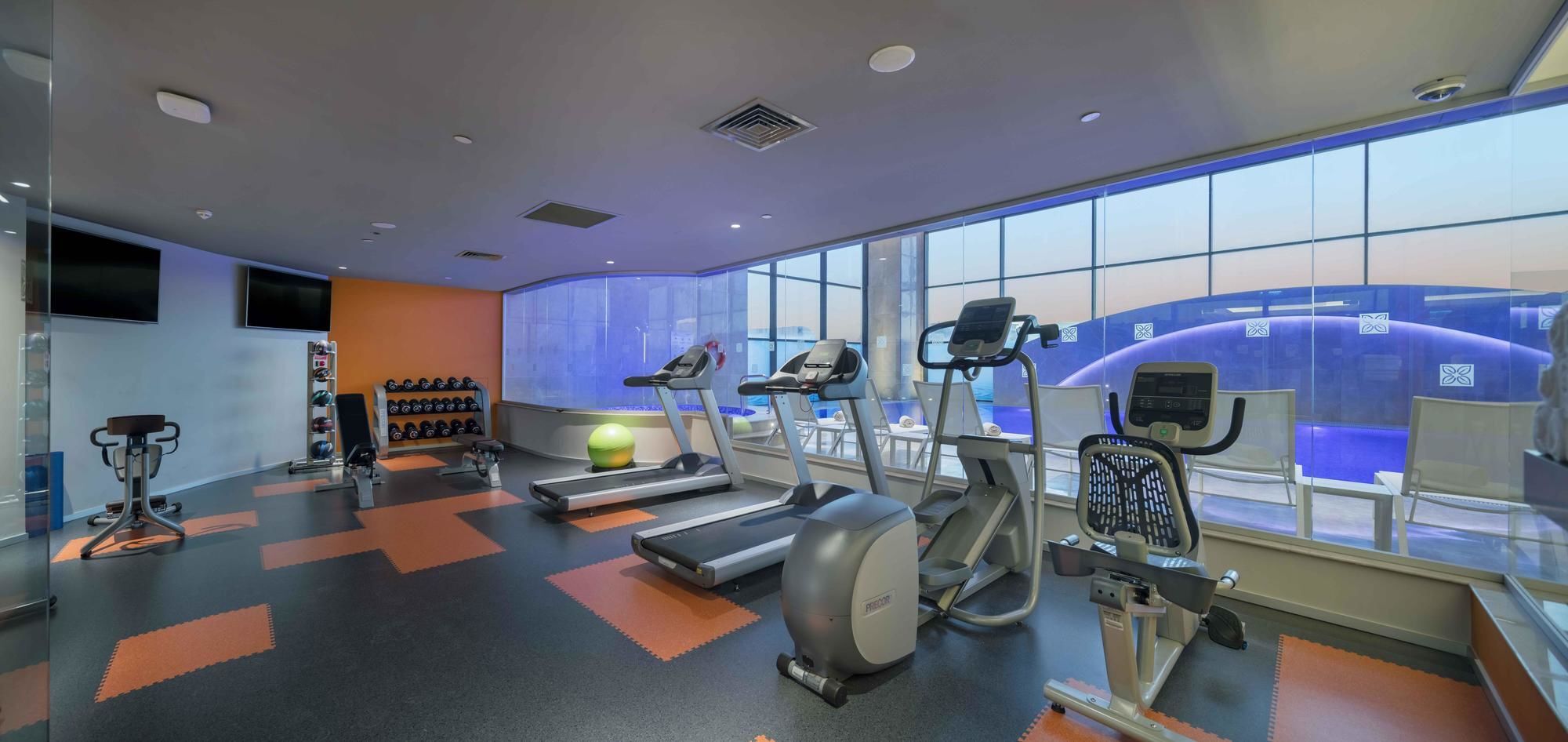 Doubletree By Hilton Istanbul Umraniye Hotell Eksteriør bilde A gym at a hotel